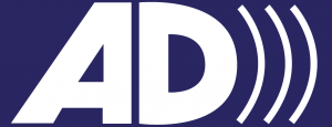 L'image représente le logo de l'audiodescription. La lettre A est suivie de la lettre D et de trois ondes sonores. Le texte est de couleur blanche sur un fond bleu.