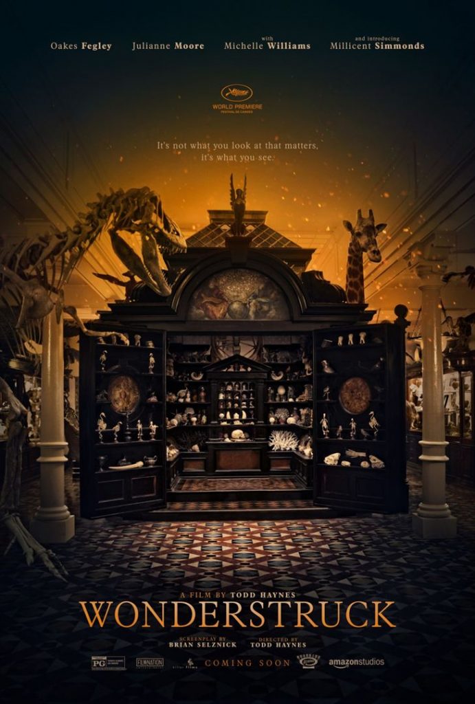Affiche officielle du film Wonderstruck (Le musée des merveilles) présentant les décors du musée (squelette de dinosaure, girafe, objets d'arts..)