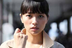 Photo tirée du film Vers la lumière, l'actrice Masatoshi Nagase regarde l'objectif de la caméra