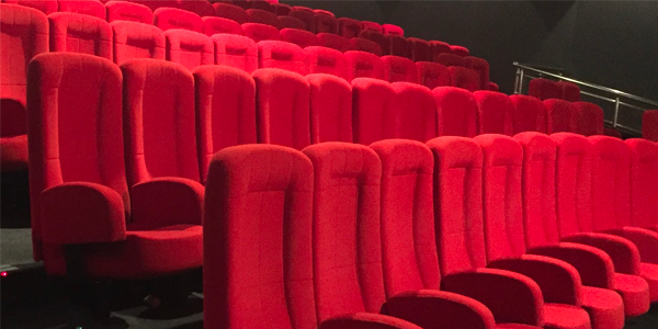 Des fauteuils dans une salle de cinéma