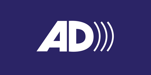 L'image représente le logo de l'audiodescription. La lettre A est suivie de la lettre D et de trois ondes sonores. Le texte est de couleur blanche sur un fond bleu.