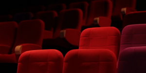 L'image montre des fauteuils de cinéma rouge