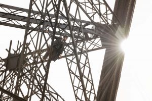 Romain Duris interprète Gustave Eiffel, En équilibre sur les poutres métalliques de la Tour Eiffel en construction