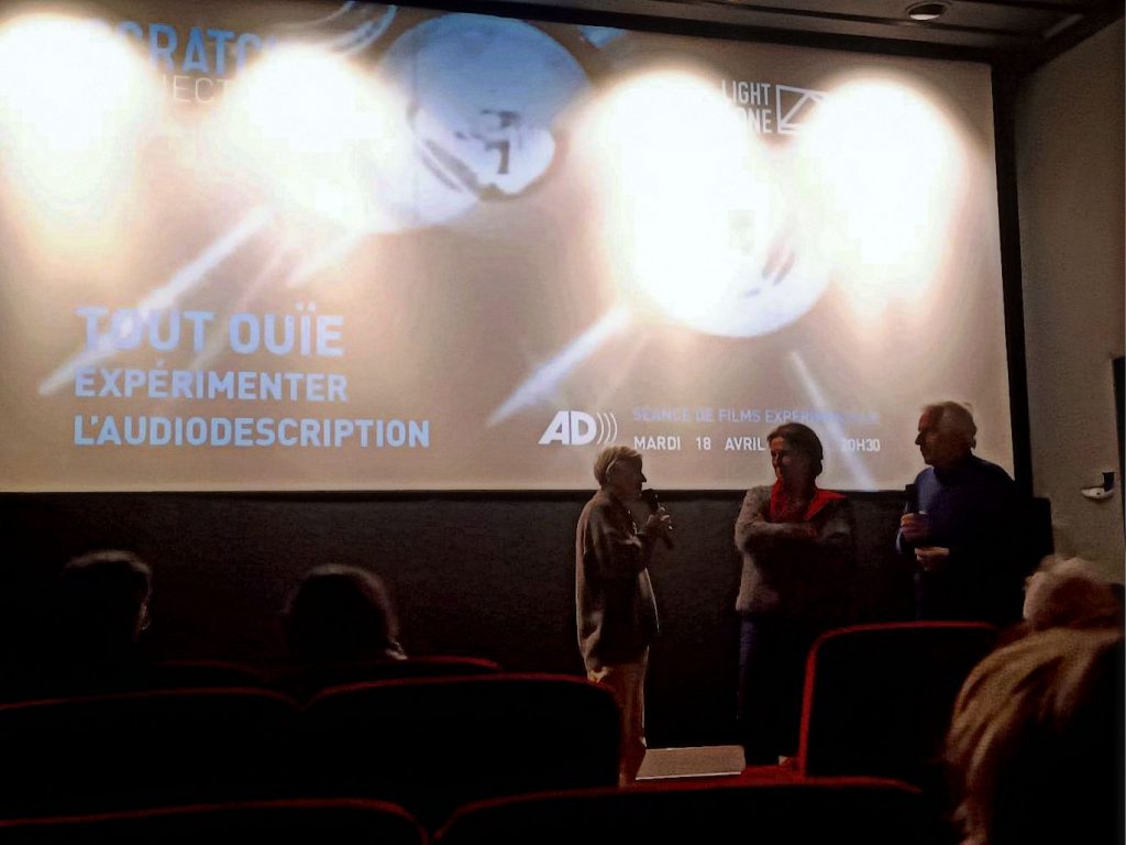 Dans la salle du Luminor, l'écran affiche l'intitulé de la projection. Au dessous de lui, les réalisateurs Rose Lowder et Patrick Bokanowski se tiennent aux côtés de Gisèle Rapp-Meichler, présidente de Lightcone.