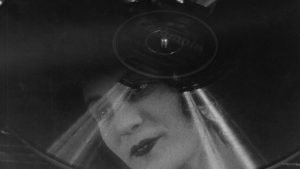 Photogramme issu de DISQUE 957 : le visage d'une femme est surimprimé sur un disque phonographique