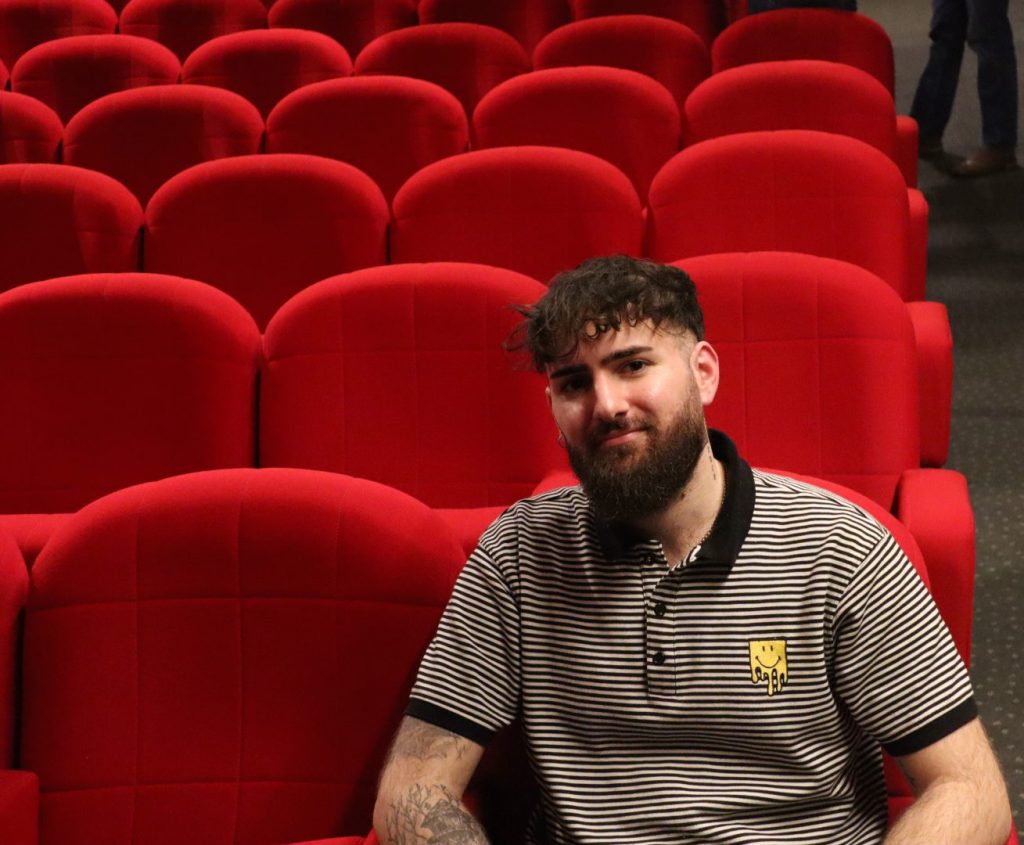 le réalisateur, Enzo Serripierri assis dans la salle de cinéma du Cinématographe