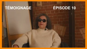 Leïla, cheveux grisonnants, lunettes noires, nous fait face, assise. Derrière elle un mur de briques ocres.