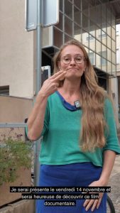 Une jeune femme signe en Langyu des signes Française