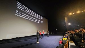 Discussion après l'avant-première avec interprète LSF et transcription à l'écran.