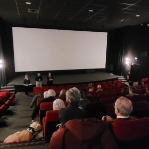 Ciné Sens échange avec le public dans la salle de cinéma