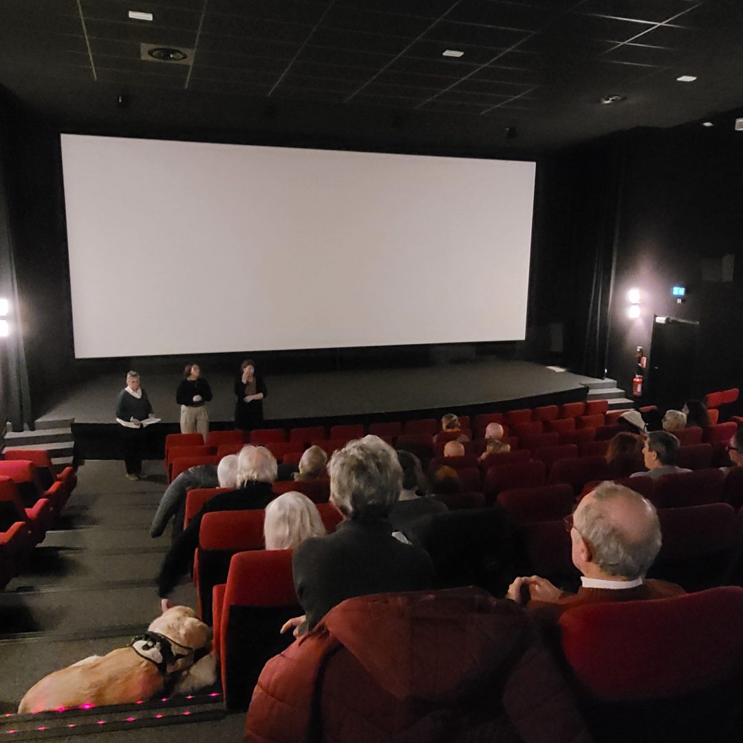 Ciné Sens échange avec le public dans la salle de cinéma