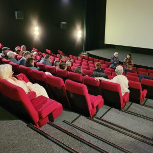 Yasmine et Brigitte qui échange avec le public dans une salle de cinéma