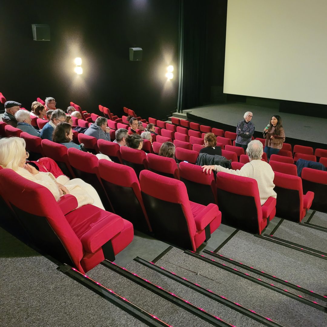 Yasmine et Brigitte qui échange avec le public dans une salle de cinéma