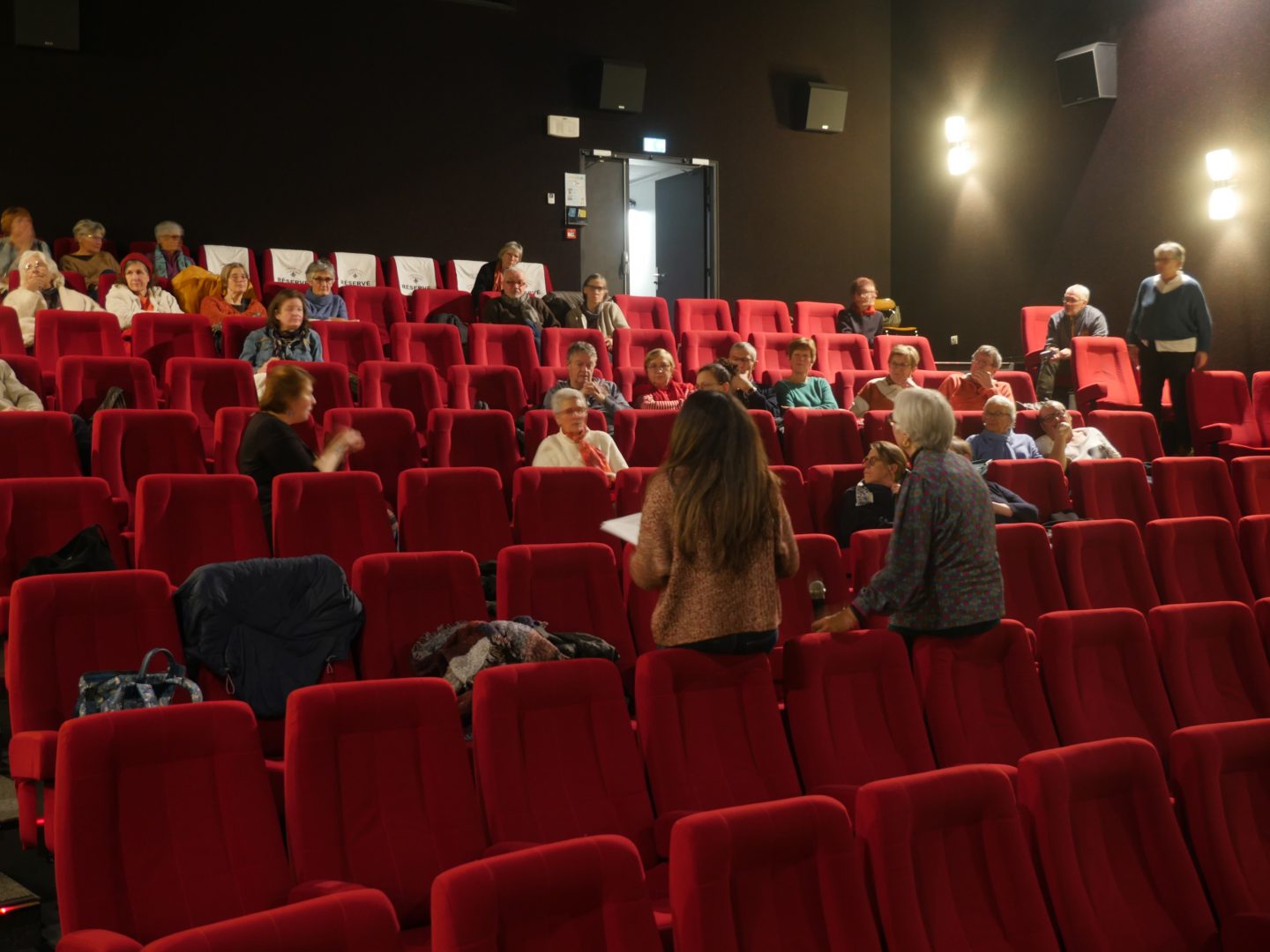 Yasmine et Birgitte de dos dans une salle de cinéma face au pulic