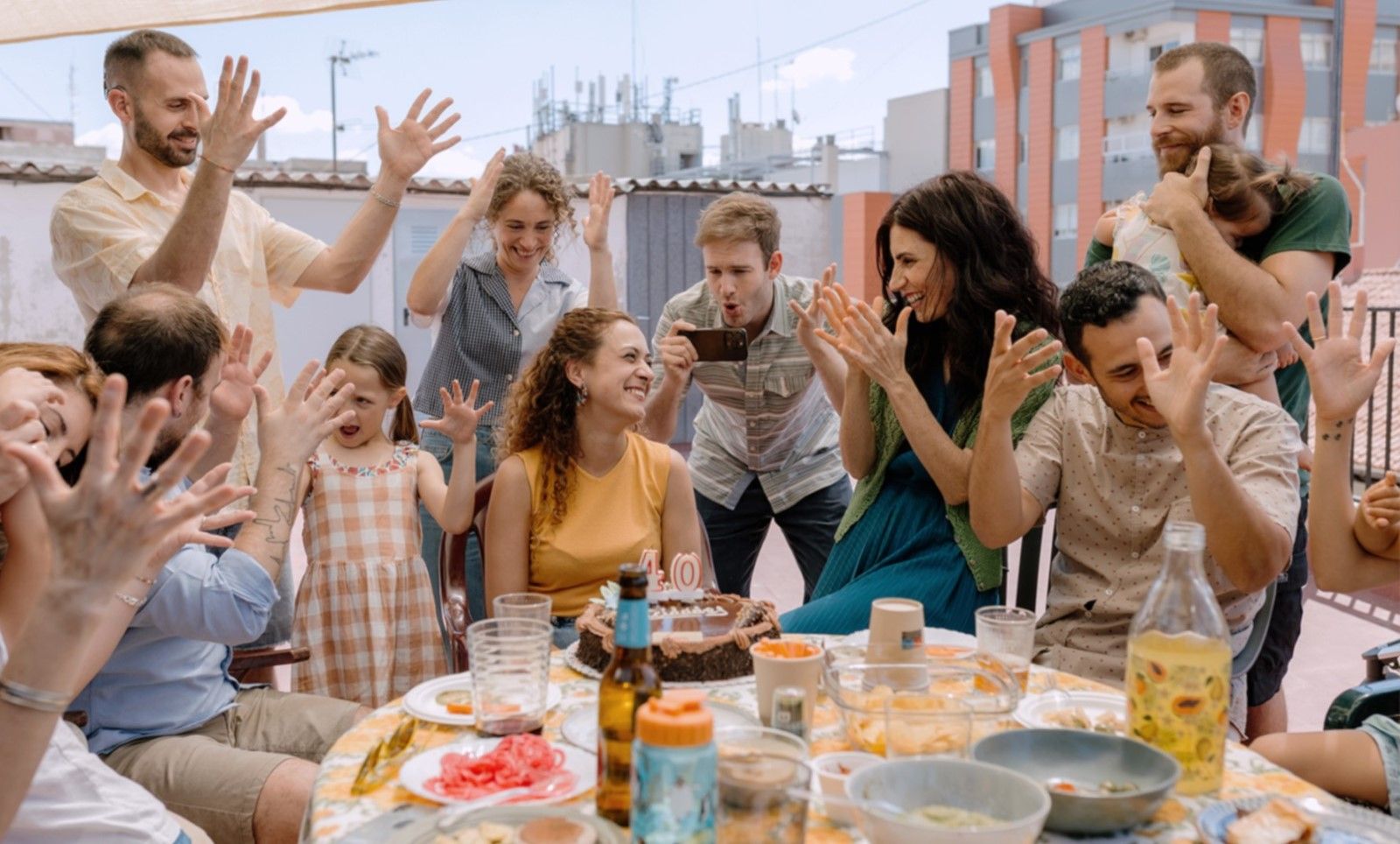 Image du film Sorda : Une dizaine de personnes applaudissant en Langue des Signes