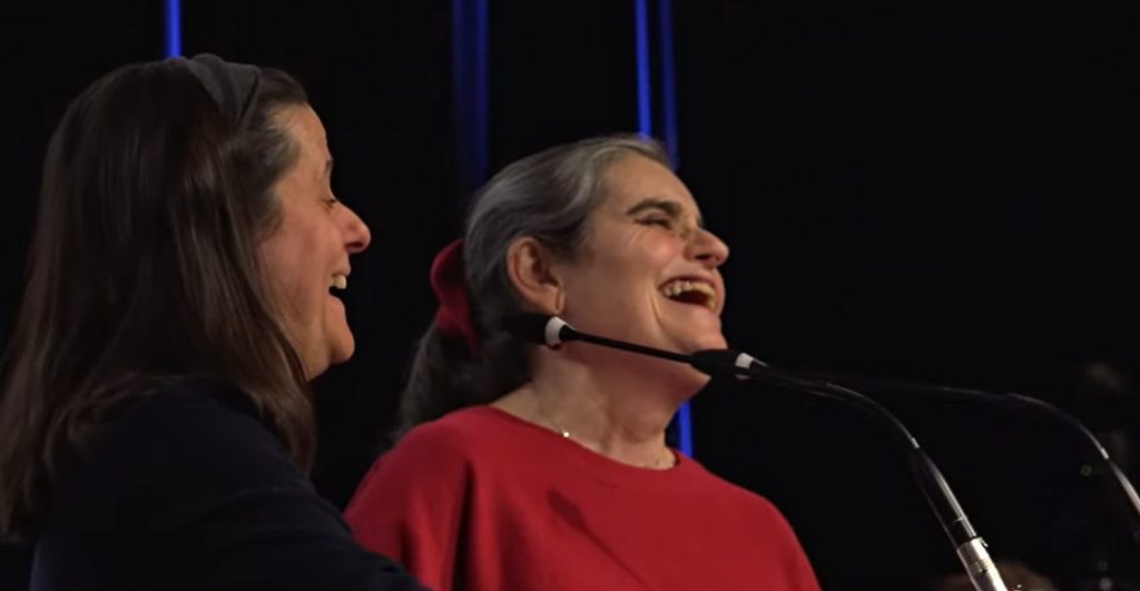 Marie-Laure Abonneau et Yasmina Crabières hilares lors de leur msie en situation comique.