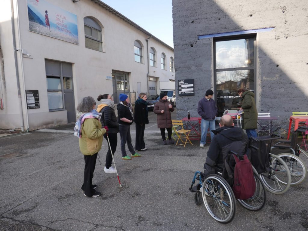 Des participantes à l'extérieur du pôle pixel face à Didier pour la mise en situation de différents types de handicap.