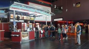 Une file d'attente devant la billetterie d'un cinéma