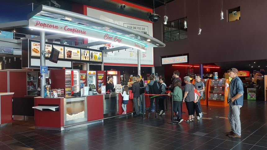 Une file d'attente devant la billetterie d'un cinéma