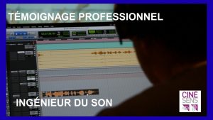 Un homme de dos regardant des écrans d'ordinateur