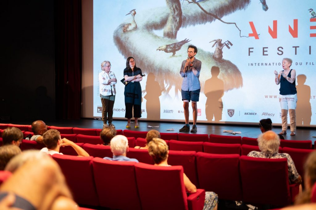 Louis Clichy, réalisateur du film Le Corset, répond aux questions des spectateurs et des spectatrices depuis l'estrade de l'auditorium où s'est tenue la projection.