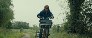 Photo de couverture de l'article : image du film montrant un jeune homme sur un vélo dans la forêt