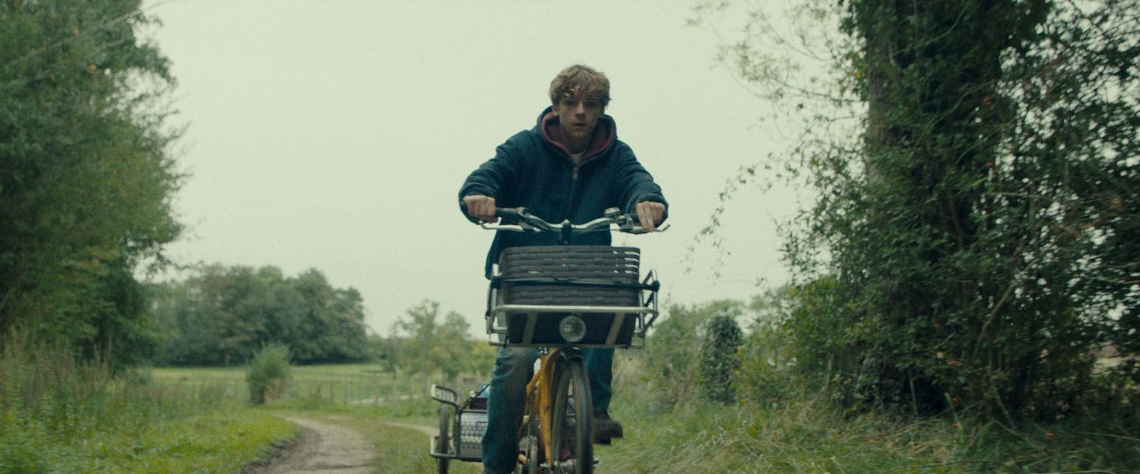 Photo de couverture de l'article : image du film montrant un jeune homme sur un vélo dans la forêt